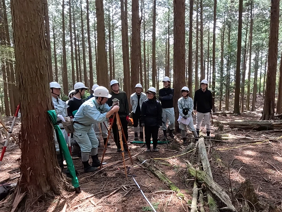 林産基礎研修(山の見方、標準地調査)の様子